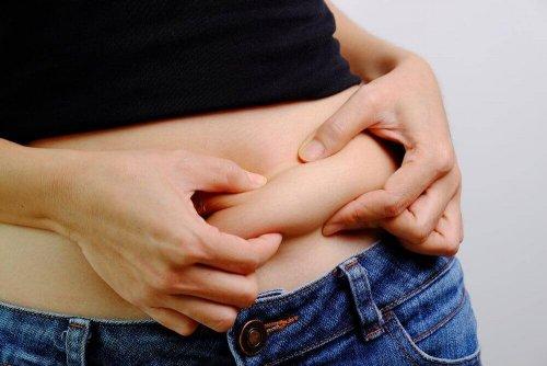 Femeie cu grăsime abdominală