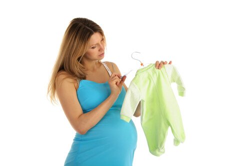 Lucruri necesare în bagajul de maternitate precum hăinuțe pentru copil