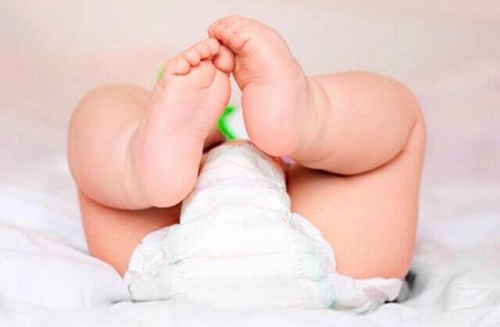 Lucruri necesare în bagajul de maternitate precum scutece pentru bebeluș