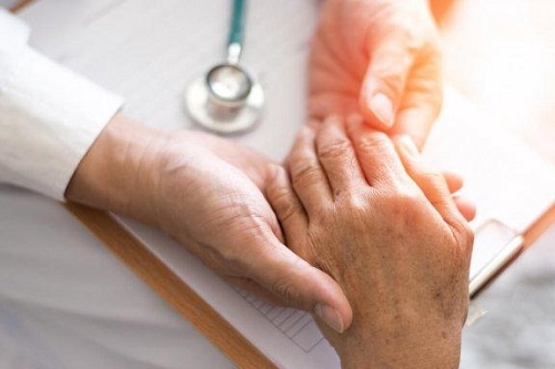Medic prezentând remedii naturale pentru artrita reumatoidă