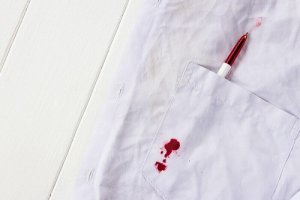 Cum să scoți petele de cerneală de pe hainele copiilor