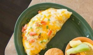 Rețetă de omletă franțuzească cu șuncă și brânză