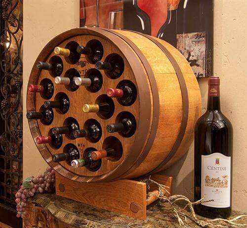 Suport de vinuri din butoi de lemn