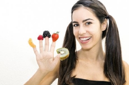 Mâncatul pe fond de stres poate fi evitat cu fructe uscate