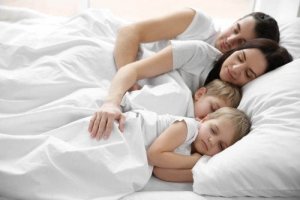 Copiii care dorm cu părinții în același pat