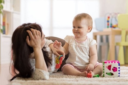 Bebeluș cu mama lui