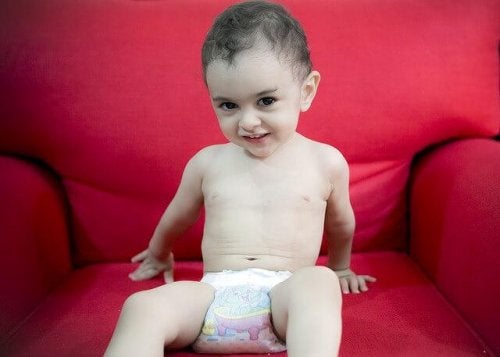 Copil care poartă scutec