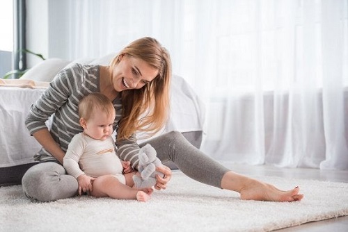 Mamă care știe cum îți înveți copilul să stea în picioare