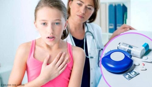 Fată care suferă de astm
