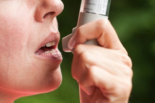Femeie care folosește un inhalator pentru astm
