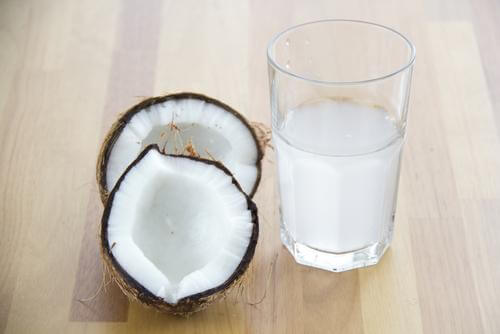 Apa de cocos tratează sevrajul de cofeină