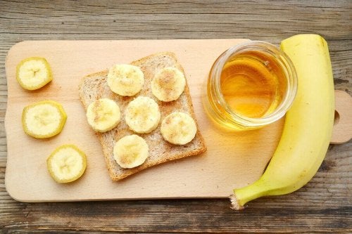 Banană cu miere pe pâine