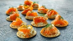 Blini cu somon afumat și sos tartar