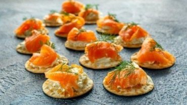 Blini cu somon afumat și sos tartar