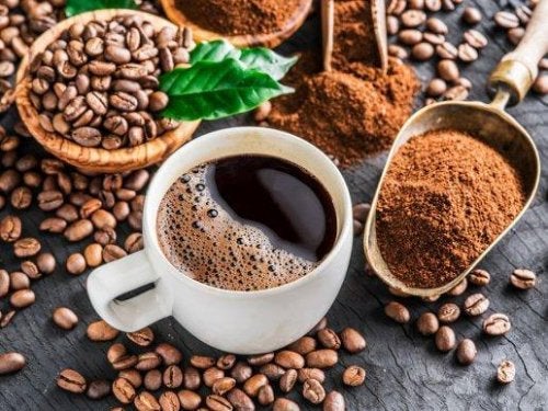 Ceașcă și boabe de cafea