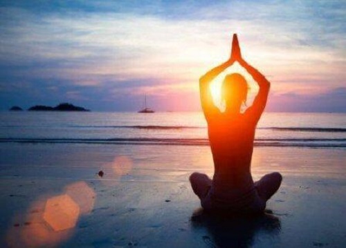 Femeie care practică yoga