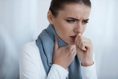 Femeie care are nevoie de remedii pentru infecția gâtului