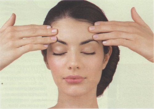 Femeie care își face un masaj facial