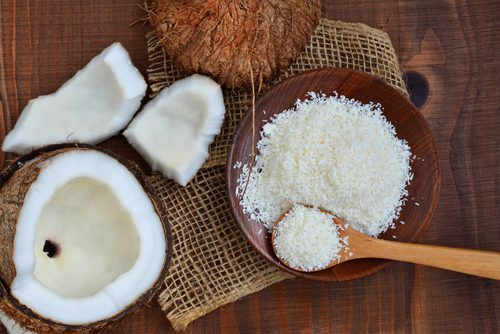 Nucă de cocos întreagă și răzuită