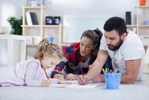 Părinți care explică celui mic importanța notelor la școală