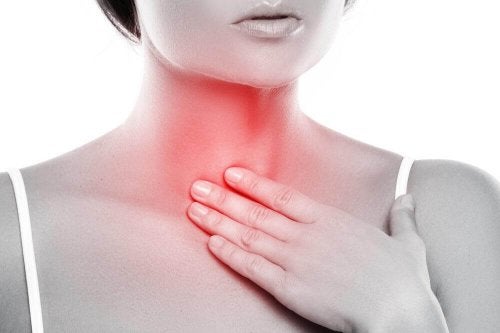 Femeie care caută remedii pentru infecția gâtului