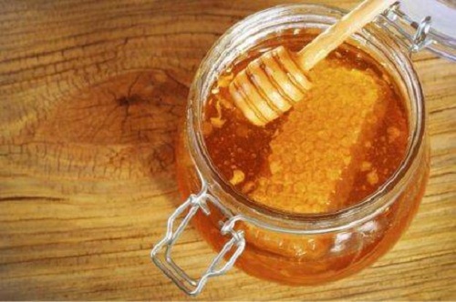 Remedii naturale pentru dureri în gât cu miere
