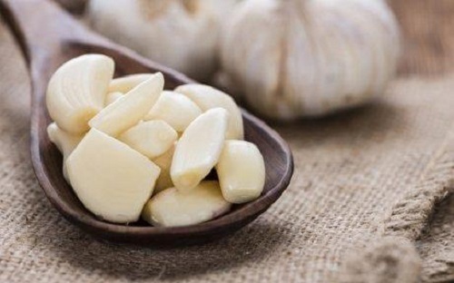 Remediu pentru unghiile încarnate pe bază de usturoi