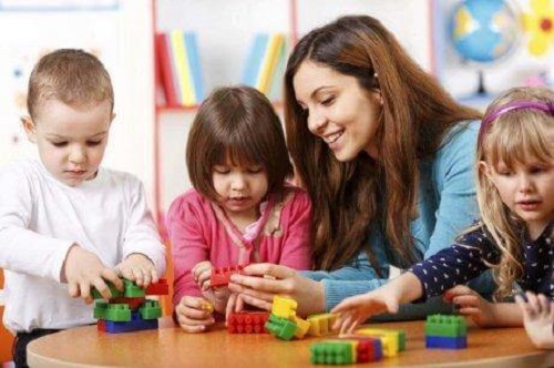 Copii care se joacă cu educatoarea