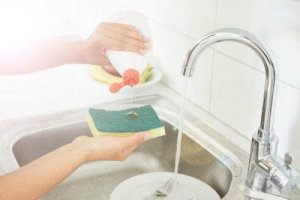 5 trucuri pentru dezinfectarea bureților de vase