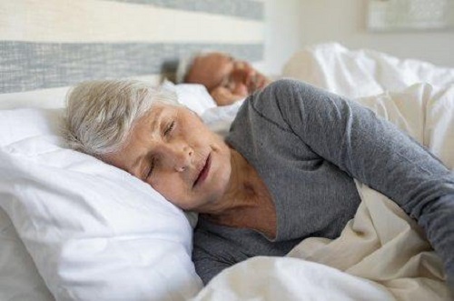 Dormi mai bine dacă ai artrită psoriazică în haine largi