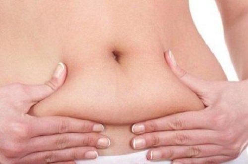 Femeie cu grăsime pe abdomen