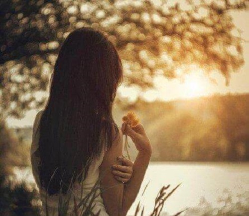 Femeie melancolică privind în zare