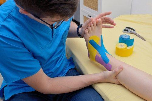 Specialst care explică ce este kinesio taping