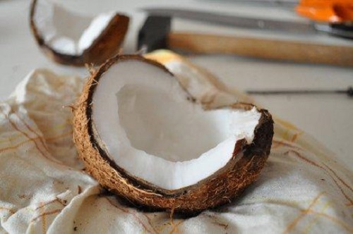 Nuca de cocos spartă