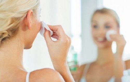 Femeie care aplică soluții pentru curățarea porilor