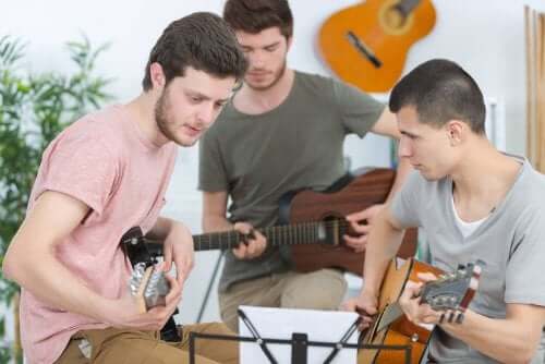 Adolescenți cântând la instrumente muzicale