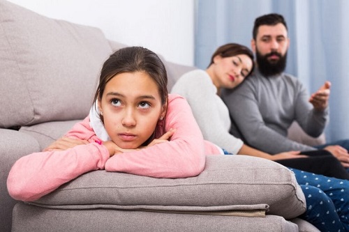 Părinți care știu cum să identifici minciunile adolescenților