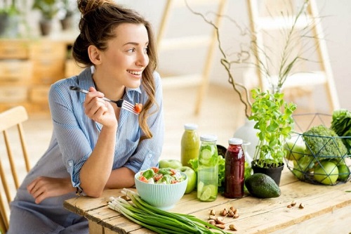Fată care adoptă dieta vegetariană