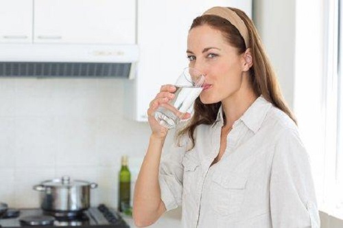 Hidratarea ajută la tonifierea pielii în mod natural