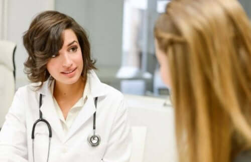 Medic ginecolog care consultă o pacientă