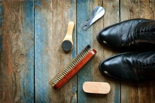 Cum se curăță pantofii de piele: 5 trucuri utile