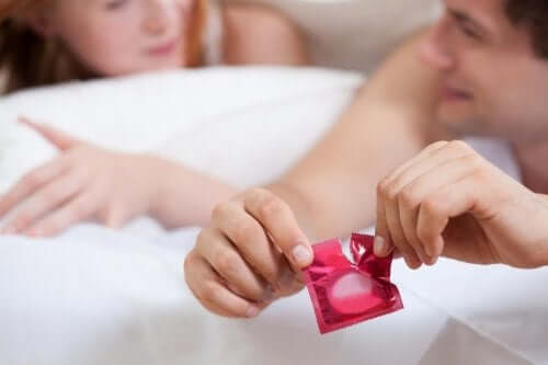 Cuplu care folosește un prezervativ