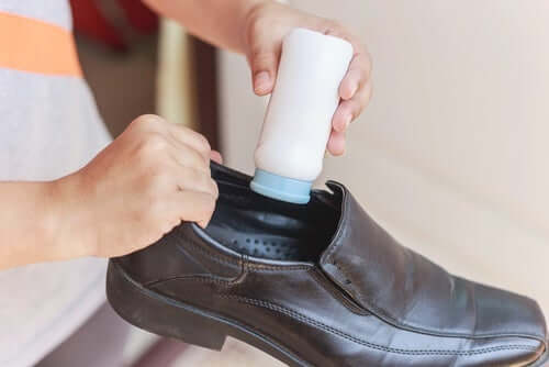 Cum se curăță pantofii de piele în interior