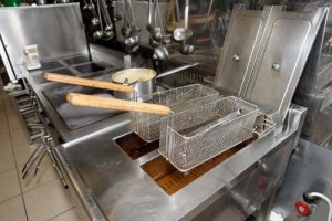 Cum să cureți ușor friteuza fără efort