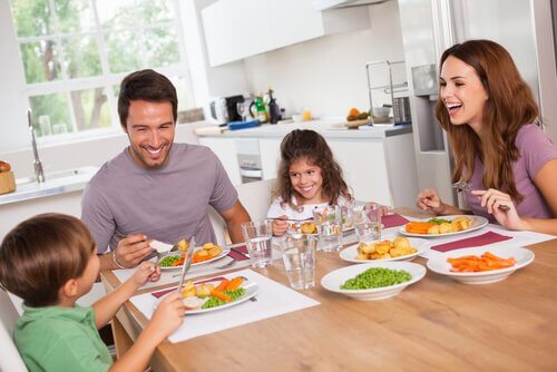 Familie adunată la masă