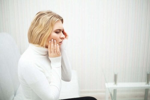 Femeie care are o durere de dinți