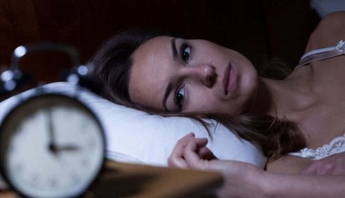 Femeie care se confruntă cu durerea de cap vara