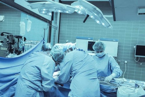 Medici deiscutând despre emisferoctomie