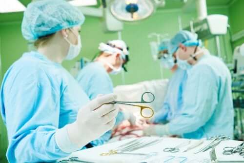 Medici în sala de operație