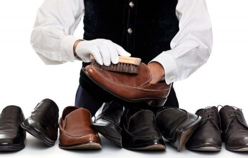 Cum se curăță pantofii de piele la cizmar